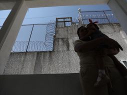 María Gutiérrez abraza a su hija de dos años en el penal de Chiconautla, en Ecatepec estado de México. EFE/S. Gutiérrez