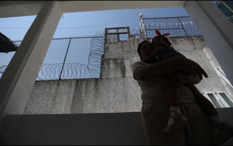 María Gutiérrez abraza a su hija de dos años en el penal de Chiconautla, en Ecatepec estado de México. EFE/S. Gutiérrez