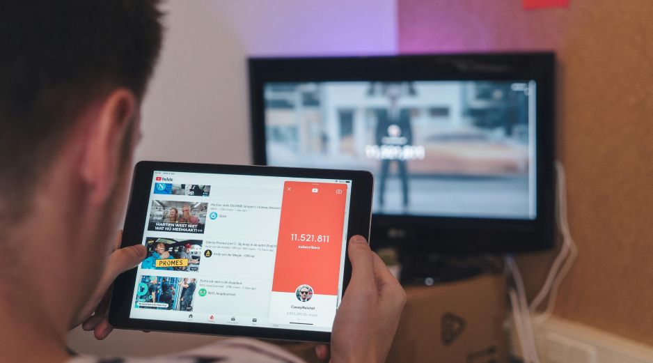 Meta se comprometió a implementar límites diarios, uso de modo nocturno restringido y medidas de verificación de edad en sus plataformas. UNSPLASH