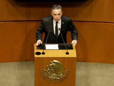 Enrique Inzunza deja la bancada de Morena en el Senado para ser legislador independiente. AFP/ARCHIVO