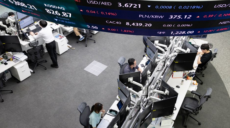 Al interior del mercado mexicano, destacaron las pérdidas de las emisoras Industrias Peñoles, Orbia, GCC y Grupo Aeroportuario del Centro Norte. EFE/J. Heon Kyun