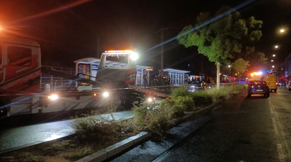 La policía acordonó el lugar mientras los servicios de emergencia atendían a las víctimas. AFP/M. Clavel