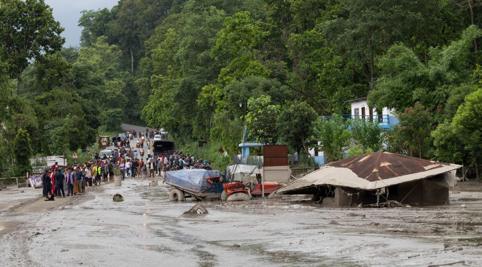 Del lado de Nepal, la riada golpeó con especial fuerza el distrito de Rasuwa y dejó al menos 157 fallecidos, según el último balance disponible, lo que eleva a 160 las muertes confirmadas a ambos lados de la frontera. EFE / N. SHRESTHA