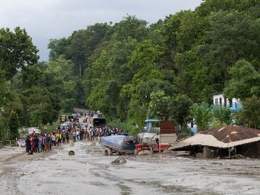 Del lado de Nepal, la riada golpeó con especial fuerza el distrito de Rasuwa y dejó al menos 157 fallecidos, según el último balance disponible, lo que eleva a 160 las muertes confirmadas a ambos lados de la frontera. EFE / N. SHRESTHA