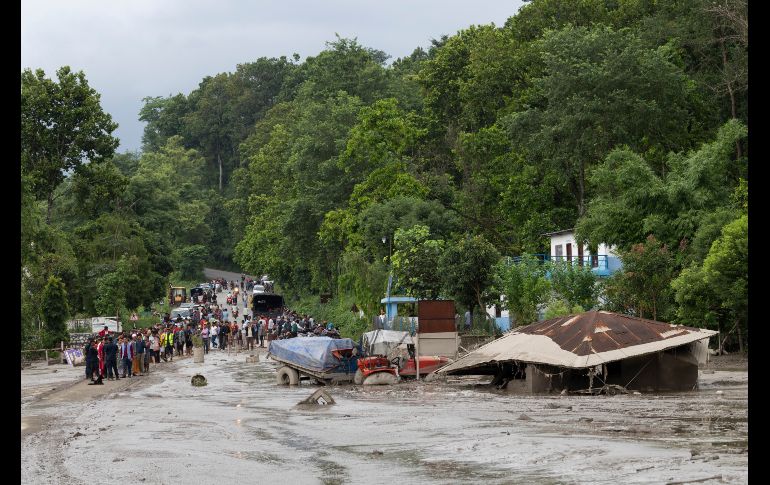 Del lado de Nepal, la riada golpeó con especial fuerza el distrito de Rasuwa y dejó al menos 157 fallecidos, según el último balance disponible, lo que eleva a 160 las muertes confirmadas a ambos lados de la frontera. EFE / N. SHRESTHA