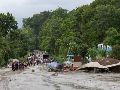 Del lado de Nepal, la riada golpeó con especial fuerza el distrito de Rasuwa y dejó al menos 157 fallecidos, según el último balance disponible, lo que eleva a 160 las muertes confirmadas a ambos lados de la frontera. EFE / N. SHRESTHA