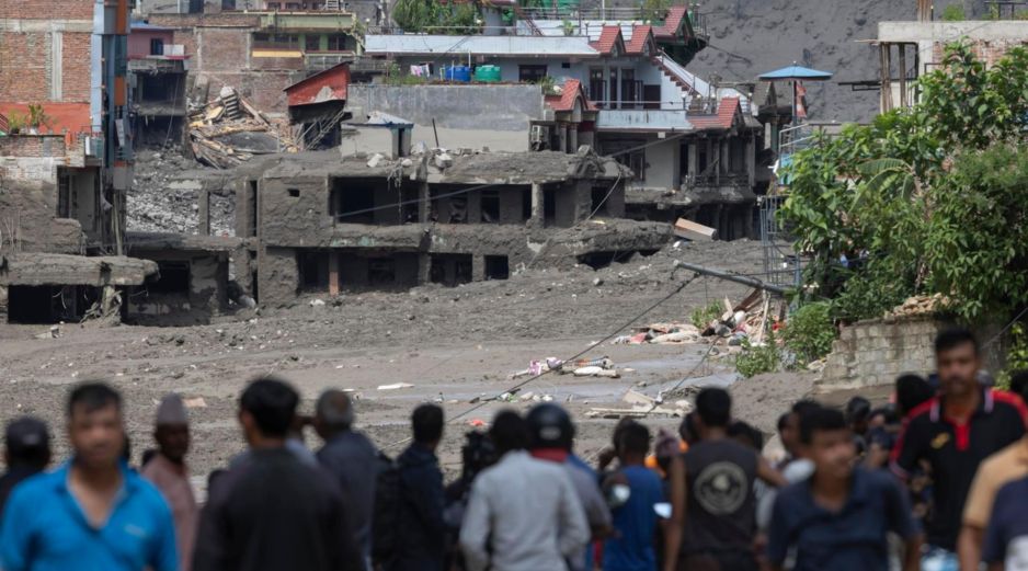 La magnitud del desastre se refleja con claridad en las cifras y en el nivel de destrucción material y humana registrado a ambos lados de la frontera. EFE/Narendra Shrestha.
