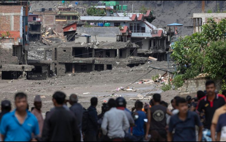 La magnitud del desastre se refleja con claridad en las cifras y en el nivel de destrucción material y humana registrado a ambos lados de la frontera. EFE/Narendra Shrestha.