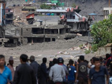 La magnitud del desastre se refleja con claridad en las cifras y en el nivel de destrucción material y humana registrado a ambos lados de la frontera. EFE/Narendra Shrestha.