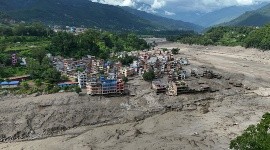 Una inmensa riada deja 160 víctimas en Nepal y China y casi 800 desaparecidos