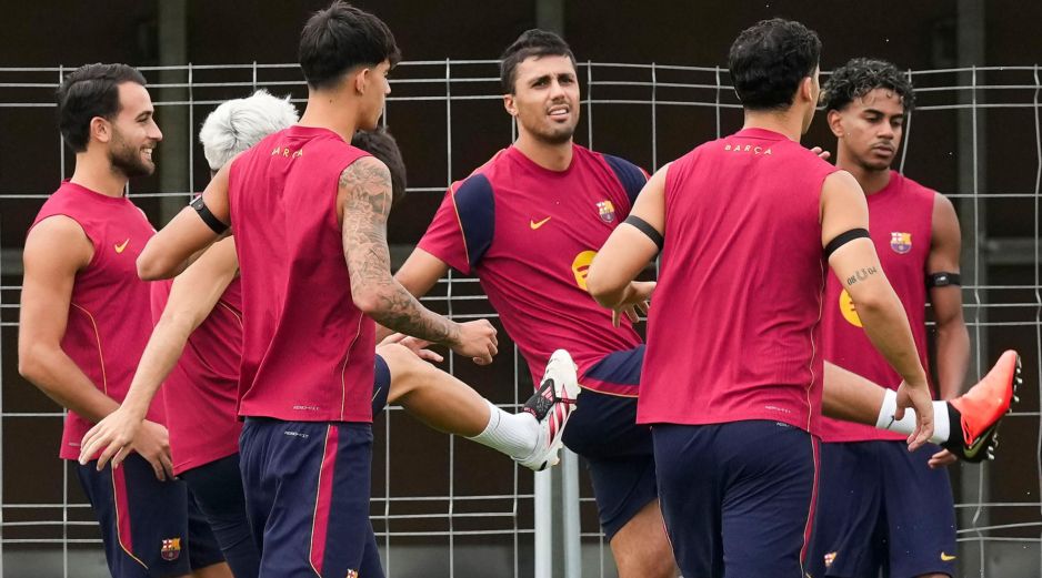Rodri (c), durante el entrenamiento del Barcelona antes del partido de LaLiga contra el Athletic Club. EFE/F. Fontcuberta.