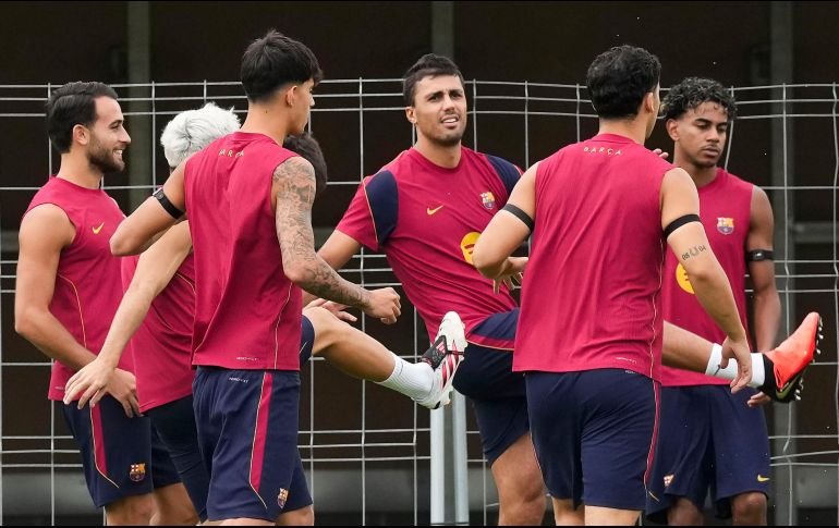 Rodri (c), durante el entrenamiento del Barcelona antes del partido de LaLiga contra el Athletic Club. EFE/F. Fontcuberta.