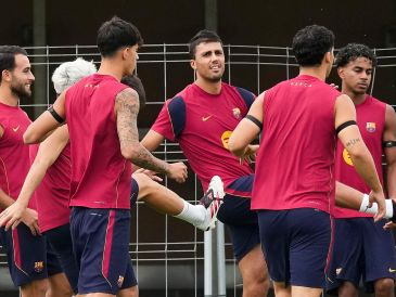 Rodri (c), durante el entrenamiento del Barcelona antes del partido de LaLiga contra el Athletic Club. EFE/F. Fontcuberta.