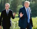 El primer ministro de Canadá, Mark Carney, junto al presidente de EU, Donald Trump.  EFE