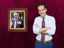 Loret argumenta que el intento de distanciamiento es insostenible, pues las figuras clave que asumen el relevo político forman parte del mismo grupo. SUN / ARCHIVO