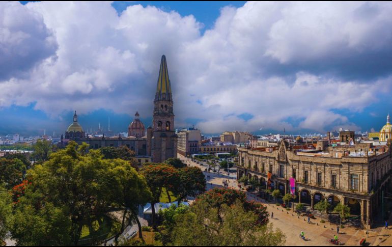 El Área Metropolitana de Guadalajara amanece hoy con condiciones meteorológicas variables que mantendrán a los tapatíos a la expectativa desde las primeras horas de la mañana hasta el anochecer. ESPECIAL / CANVA