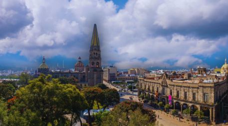 El Área Metropolitana de Guadalajara amanece hoy con condiciones meteorológicas variables que mantendrán a los tapatíos a la expectativa desde las primeras horas de la mañana hasta el anochecer. ESPECIAL / CANVA