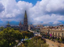 El Área Metropolitana de Guadalajara amanece hoy con condiciones meteorológicas variables que mantendrán a los tapatíos a la expectativa desde las primeras horas de la mañana hasta el anochecer. ESPECIAL / CANVA