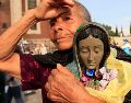 Además de las técnicas tradicionales, también puedes encontrar vírgenes y cruces elaboradas en barro bruñido. NTX/ARCHIVO