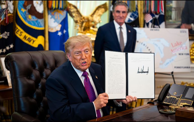 El presidente Trump muestra la firma que convierte al lago Ontario en lago América. EFE / EPA / AL DRAGO / POOL