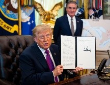 El presidente Trump muestra la firma que convierte al lago Ontario en lago América. EFE / EPA / AL DRAGO / POOL