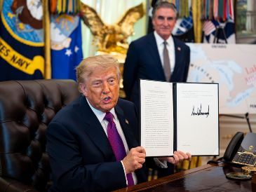 El presidente Trump muestra la firma que convierte al lago Ontario en lago América. EFE / EPA / AL DRAGO / POOL