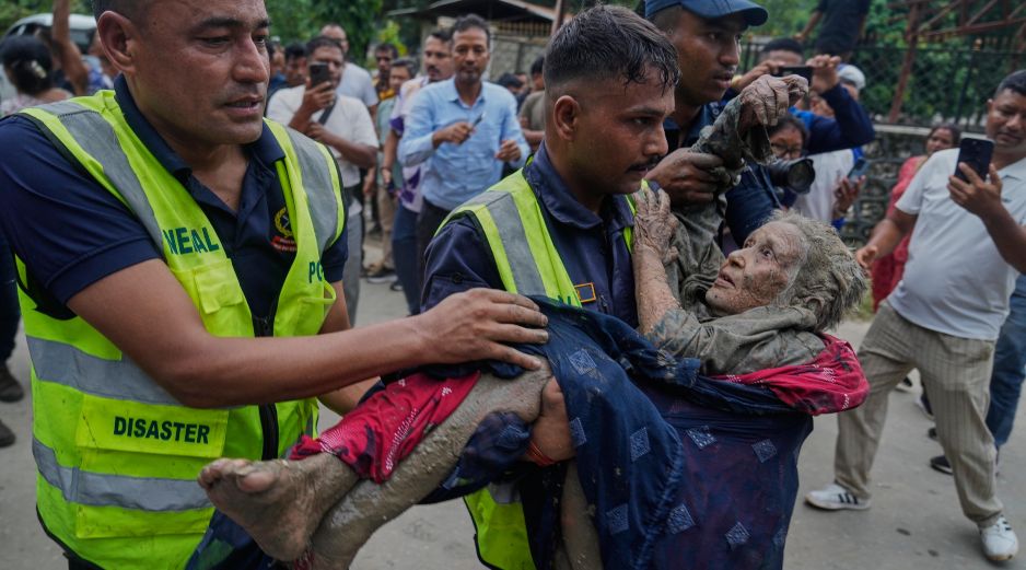 Según la última actualización de la Autoridad Nacional de Desastres de Nepal (NDRRMA), al menos 910 personas están 