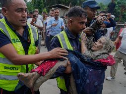 Según la última actualización de la Autoridad Nacional de Desastres de Nepal (NDRRMA), al menos 910 personas están 
