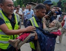 Según la última actualización de la Autoridad Nacional de Desastres de Nepal (NDRRMA), al menos 910 personas están 