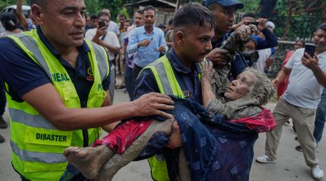 Según la última actualización de la Autoridad Nacional de Desastres de Nepal (NDRRMA), al menos 910 personas están 
