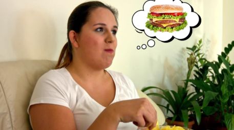 El organismo te pide a gritos los nutrientes que le faltan. Pero si respondes a esa llamada con más calorías vacías, el ciclo de hambre nunca se detiene y la desnutrición se agrava silenciosamente. ESPECIAL / CANVA
