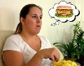 El organismo te pide a gritos los nutrientes que le faltan. Pero si respondes a esa llamada con más calorías vacías, el ciclo de hambre nunca se detiene y la desnutrición se agrava silenciosamente. ESPECIAL / CANVA