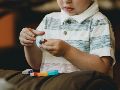 El estudio es especialmente relevante para el aproximadamente 30 % de las personas con autismo profundo, muchas de las cuales presentan mutaciones raras y de gran impacto en genes de riesgo de autismo ya identificados. Unsplash