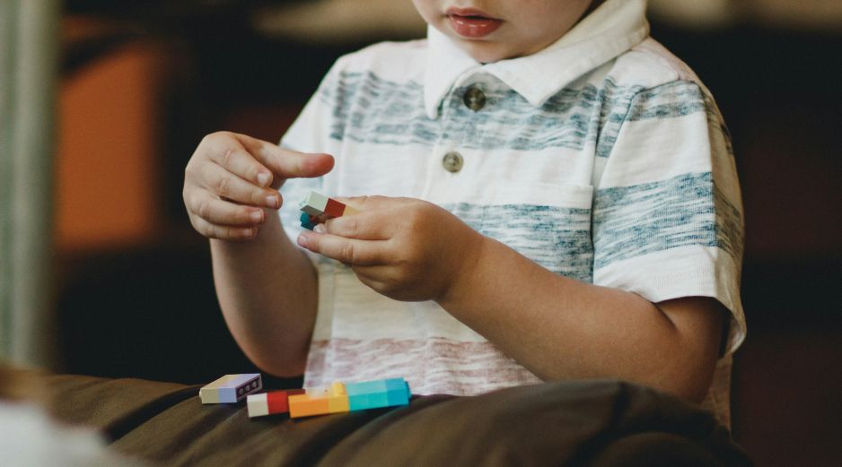 El estudio es especialmente relevante para el aproximadamente 30 % de las personas con autismo profundo, muchas de las cuales presentan mutaciones raras y de gran impacto en genes de riesgo de autismo ya identificados. Unsplash