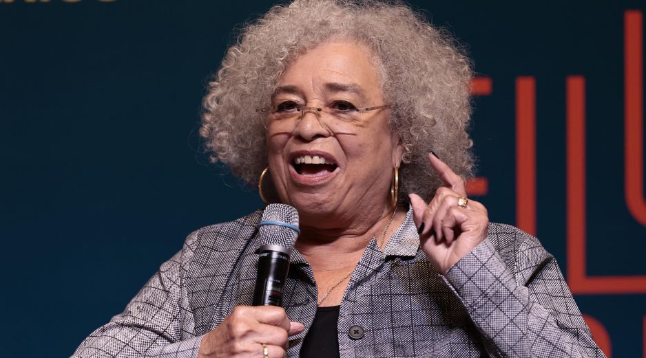 La activista y academica estadounidenses por los derechos civiles, Angela Davis, habla en el evento 