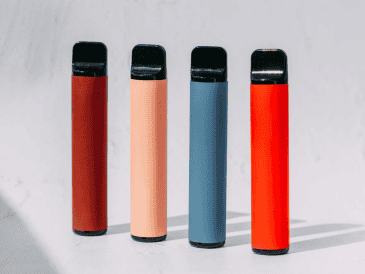 La legislación se enfoca específicamente en los cigarrillos electrónicos de un solo uso que contienen productos de tabaco y tienen baterías integradas, eximiendo de la prohibición a los dispositivos destinados al consumo de cannabis. ESPECIAL
