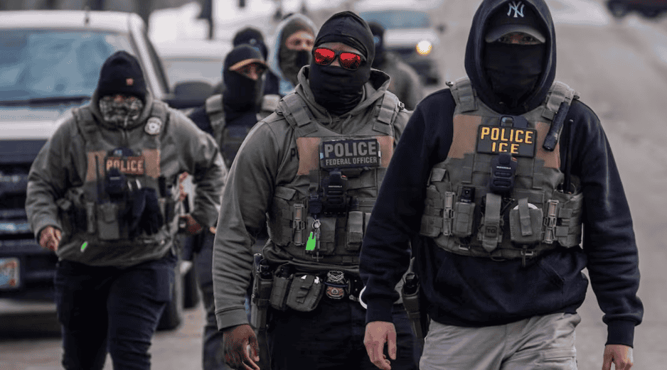 El Departamento de Seguridad Nacional, la agencia matriz del ICE, reaccionó el jueves con actitud desafiante ante los críticos del plan. AP / ARCHIVO