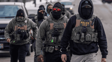 El Departamento de Seguridad Nacional, la agencia matriz del ICE, reaccionó el jueves con actitud desafiante ante los críticos del plan. AP / ARCHIVO