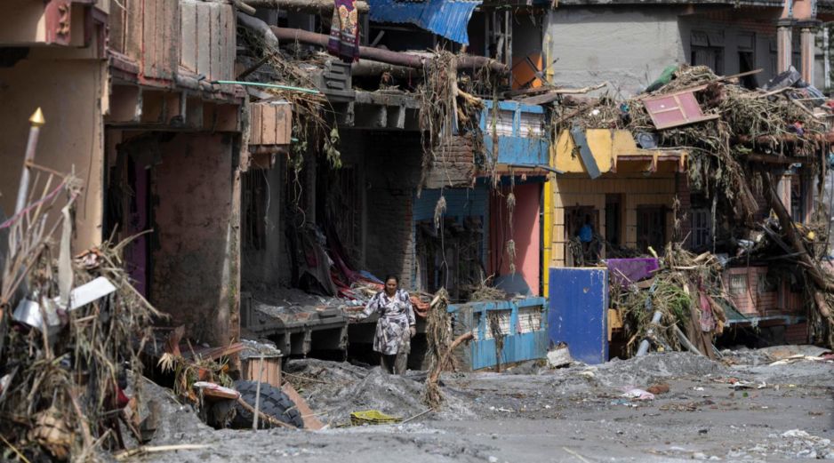 Videos del desastre mostraron cómo la gente corría antes de ser tragados por la crecida que destruyó puentes y edificios. EFE/N. SHRESTHA