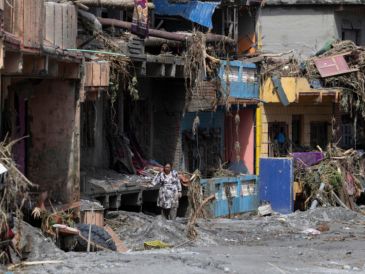 Videos del desastre mostraron cómo la gente corría antes de ser tragados por la crecida que destruyó puentes y edificios. EFE/N. SHRESTHA