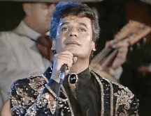 Su estilo extravagante y carismático desafió las normas y estándares de la industria musical latina de su época, abriendo camino para la expresión libre en los escenarios. SUN / ARCHIVO