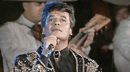 Su estilo extravagante y carismático desafió las normas y estándares de la industria musical latina de su época, abriendo camino para la expresión libre en los escenarios. SUN / ARCHIVO