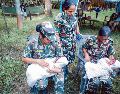 Fuerzas Armadas de Nepal refugian a bebés rescatados. AFP