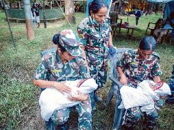 Fuerzas Armadas de Nepal refugian a bebés rescatados. AFP