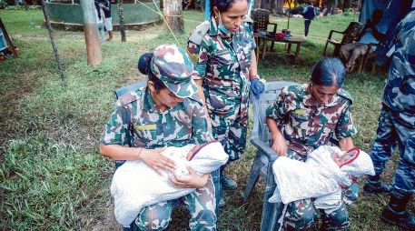 Fuerzas Armadas de Nepal refugian a bebés rescatados. AFP