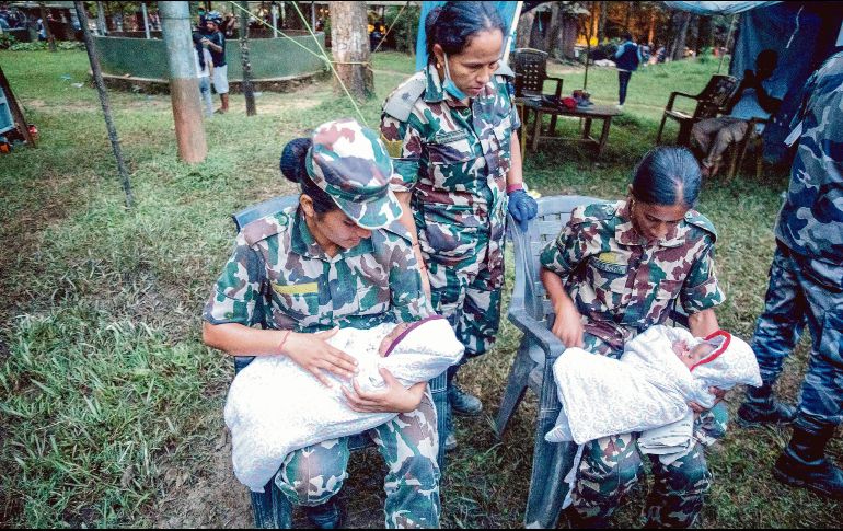 Fuerzas Armadas de Nepal refugian a bebés rescatados. AFP