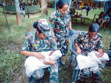 Fuerzas Armadas de Nepal refugian a bebés rescatados. AFP