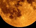 La Luna con su tono rojizo durante el eclipse de anoche, vista desde Cracovia, Polonia. EFE/L. Gagulski