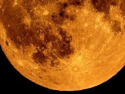 La Luna con su tono rojizo durante el eclipse de anoche, vista desde Cracovia, Polonia. EFE/L. Gagulski