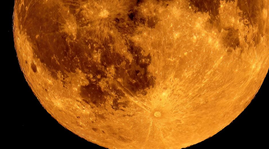 La Luna con su tono rojizo durante el eclipse de anoche, vista desde Cracovia, Polonia. EFE/L. Gagulski